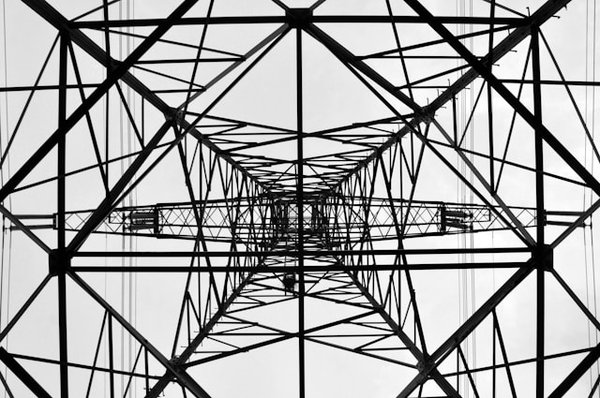 Quels sont les défis associés à l'intégration des systèmes IoT dans les infrastructures existantes?