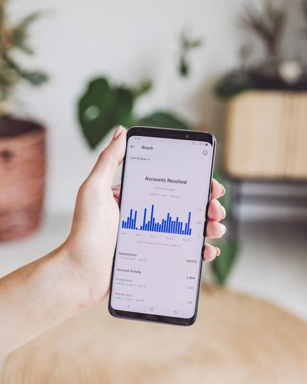 Comment gérer les versions d'une application mobile sur différentes plateformes?